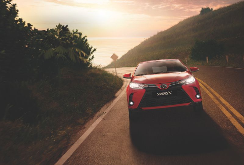 Yaris recorriendo el camino