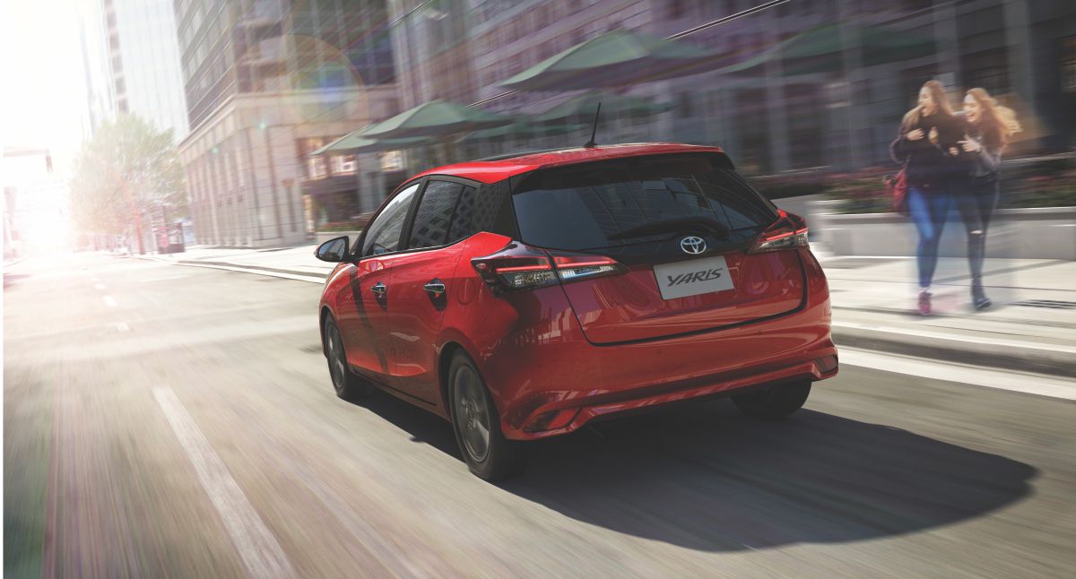 Toyota Yaris circulando en ciudad